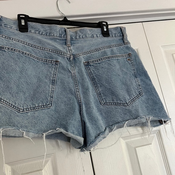 MADEWELL Women's Light Wash Mom Jean Distressed Denim Shorts ~ Ladies Size 32 - Picture 4 of 6